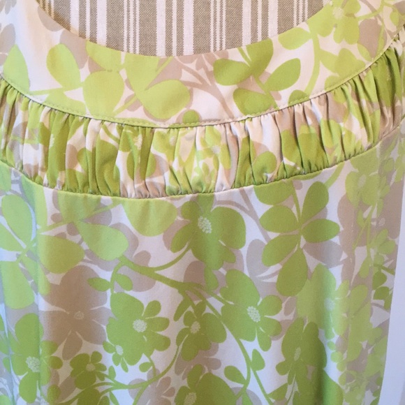 Green and beige flowered top - Picture 2 of 3